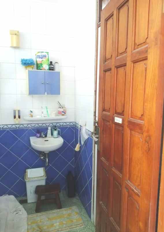 kamar kost luas bisa untuk cat owner bersih dan view swimming p